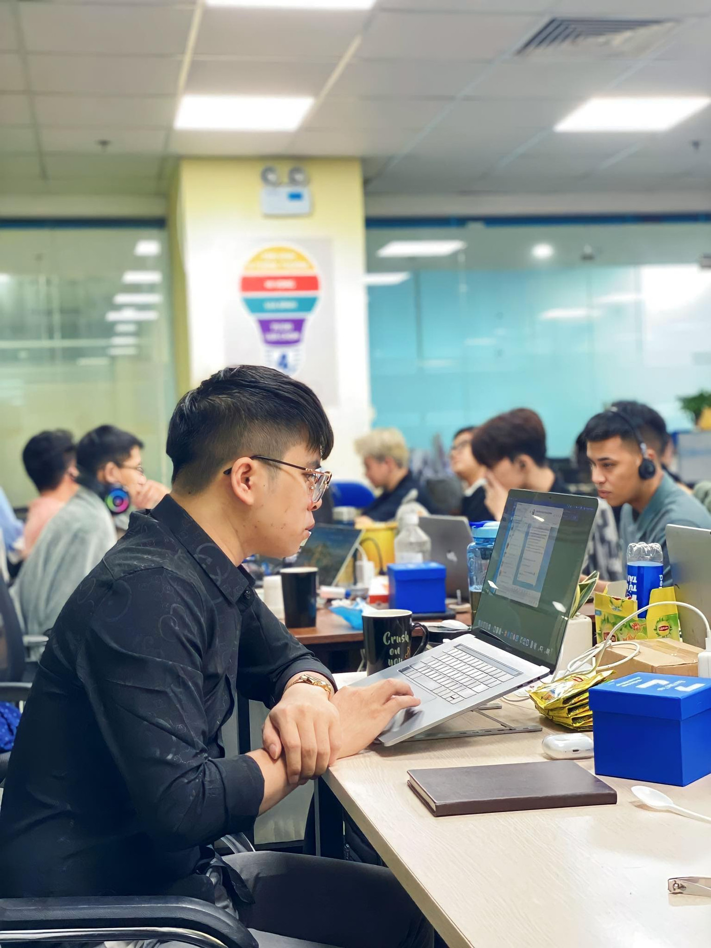 Nán lại ở nơi làm việc cũng là cách các bạn sinh viên tránh nóng, tiết kiệm điện. Nán lại ở nơi làm việc cũng là cách các bạn sinh viên tránh nóng, tiết kiệm điện.