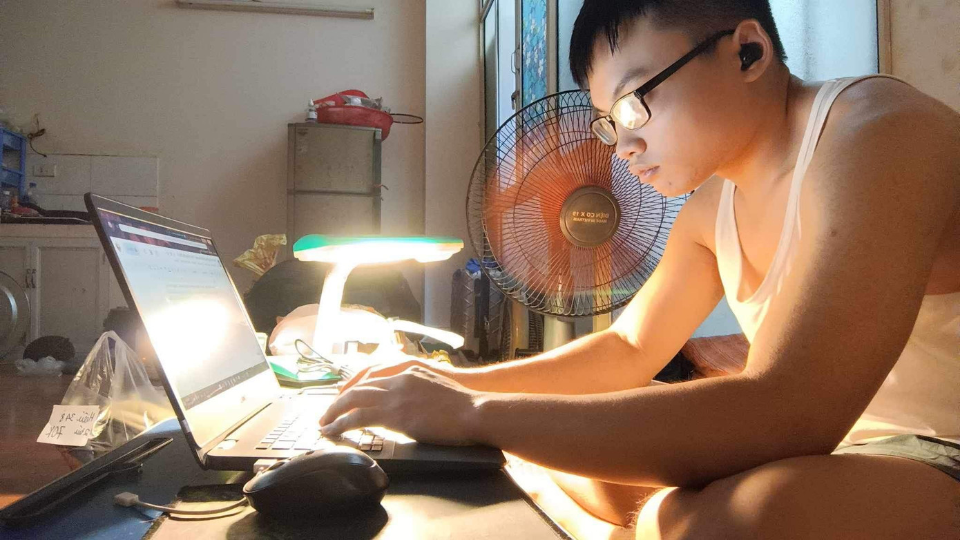 Sinh viên chật vật trong nắng nóng trong dịp hè tại Hà Nội Sinh viên chật vật trong nắng nóng trong dịp hè tại Hà Nội