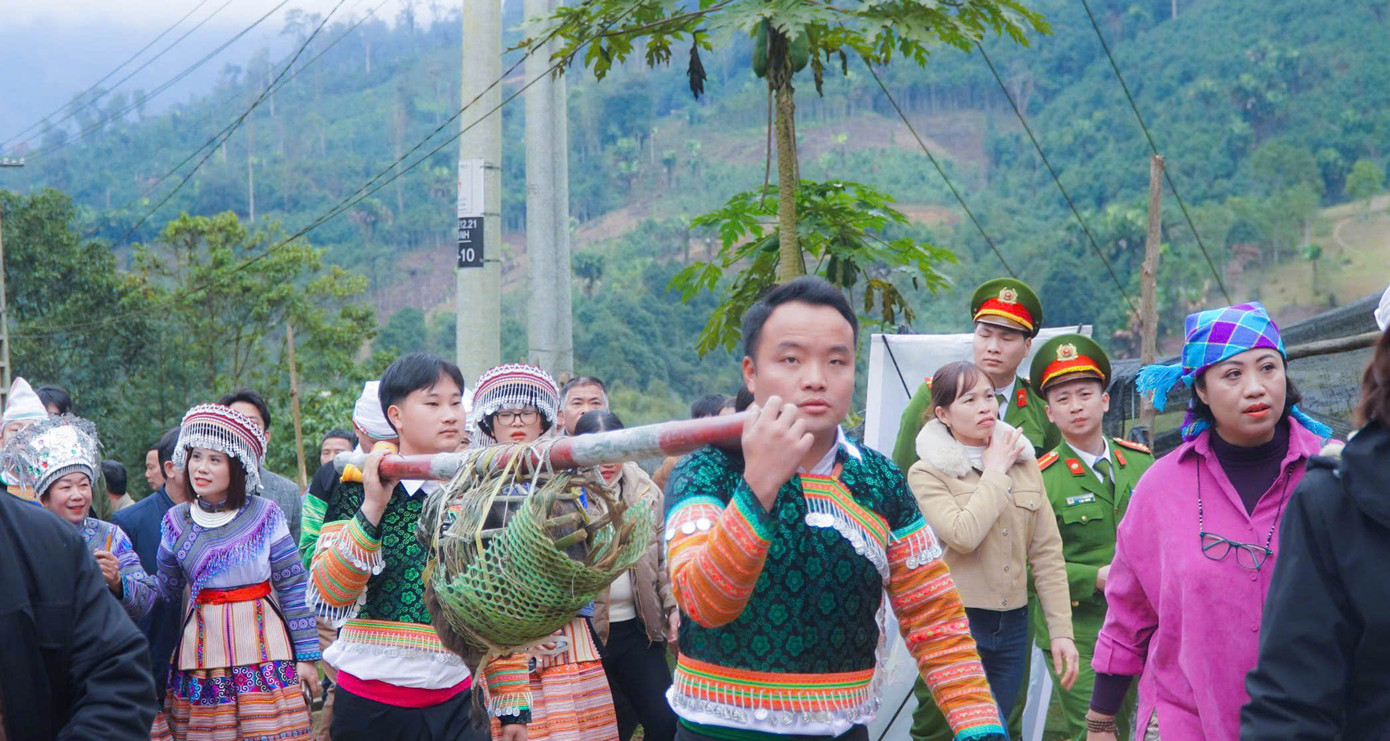 Lễ vật được rước từ trung tâm các thôn thuộc xã Nà Hẩu lên khu rừng thiêng. Lễ vật bao gồm một con gà trống lông trắng, một con gà mái lông đen và một con lợn đen do 6 thanh niên người Mông chưa lập gia đình rước.