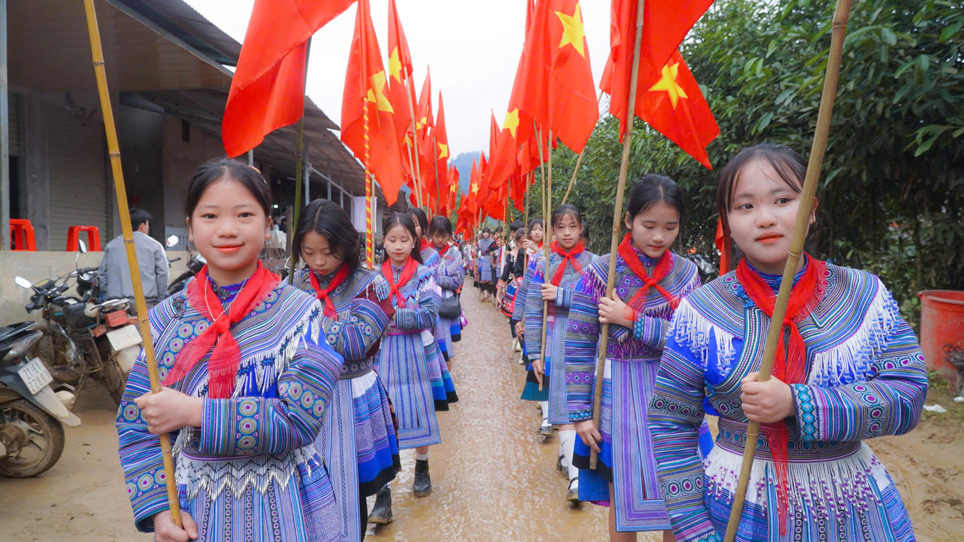Các cô gái, chàng trai rước cờ, biểu diễn các điệu khèn đặc trưng, tạo không khí sôi nổi trong lễ hội.