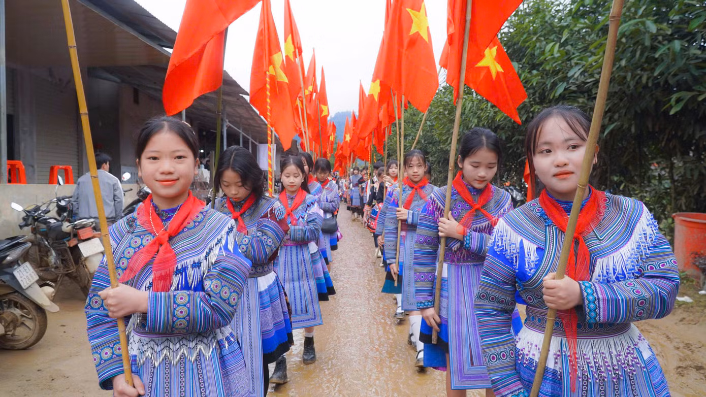 Các cô gái, chàng trai rước cờ, biểu diễn các điệu khèn đặc trưng, tạo không khí sôi nổi trong lễ hội.