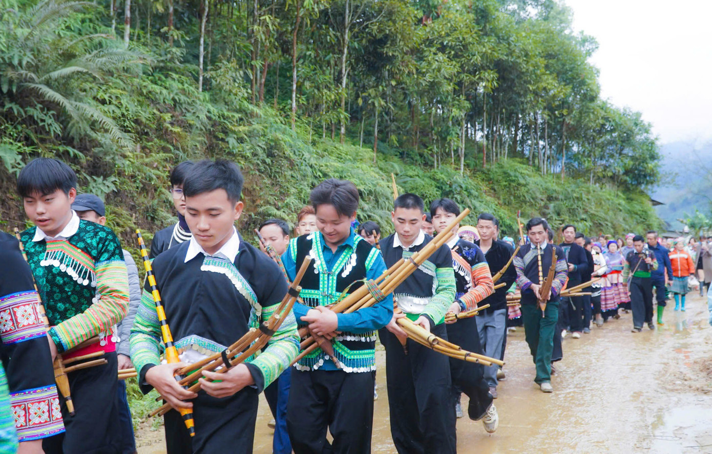 Các cô gái, chàng trai rước cờ, biểu diễn các điệu khèn đặc trưng, tạo không khí sôi nổi trong lễ hội.