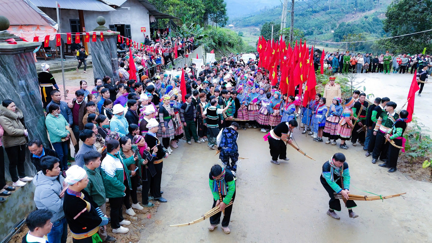 Sáng 27/2 (tức ngày 30 tháng Giêng), người Mông tại xã Nà Hẩu tổ chức Lễ cúng rừng. Không khí lễ hội lan tỏa đến các đồng bào Tày, Nùng, Kinh, Dao của các xã lân cận. Dòng người tấp nập trên các ngả đường đổ về khu vực cúng rừng tại 3 thôn Bản Tát, Trung Tâm, Ba Khuy để rước lễ.