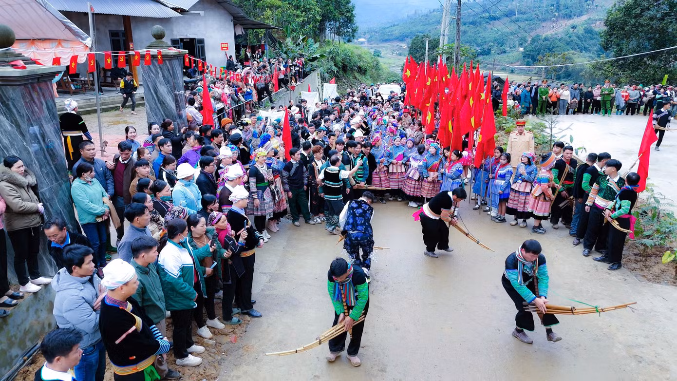 Sáng 27/2 (tức ngày 30 tháng Giêng), người Mông tại xã Nà Hẩu tổ chức Lễ cúng rừng. Không khí lễ hội lan tỏa đến các đồng bào Tày, Nùng, Kinh, Dao của các xã lân cận. Dòng người tấp nập trên các ngả đường đổ về khu vực cúng rừng tại 3 thôn Bản Tát, Trung Tâm, Ba Khuy để rước lễ.