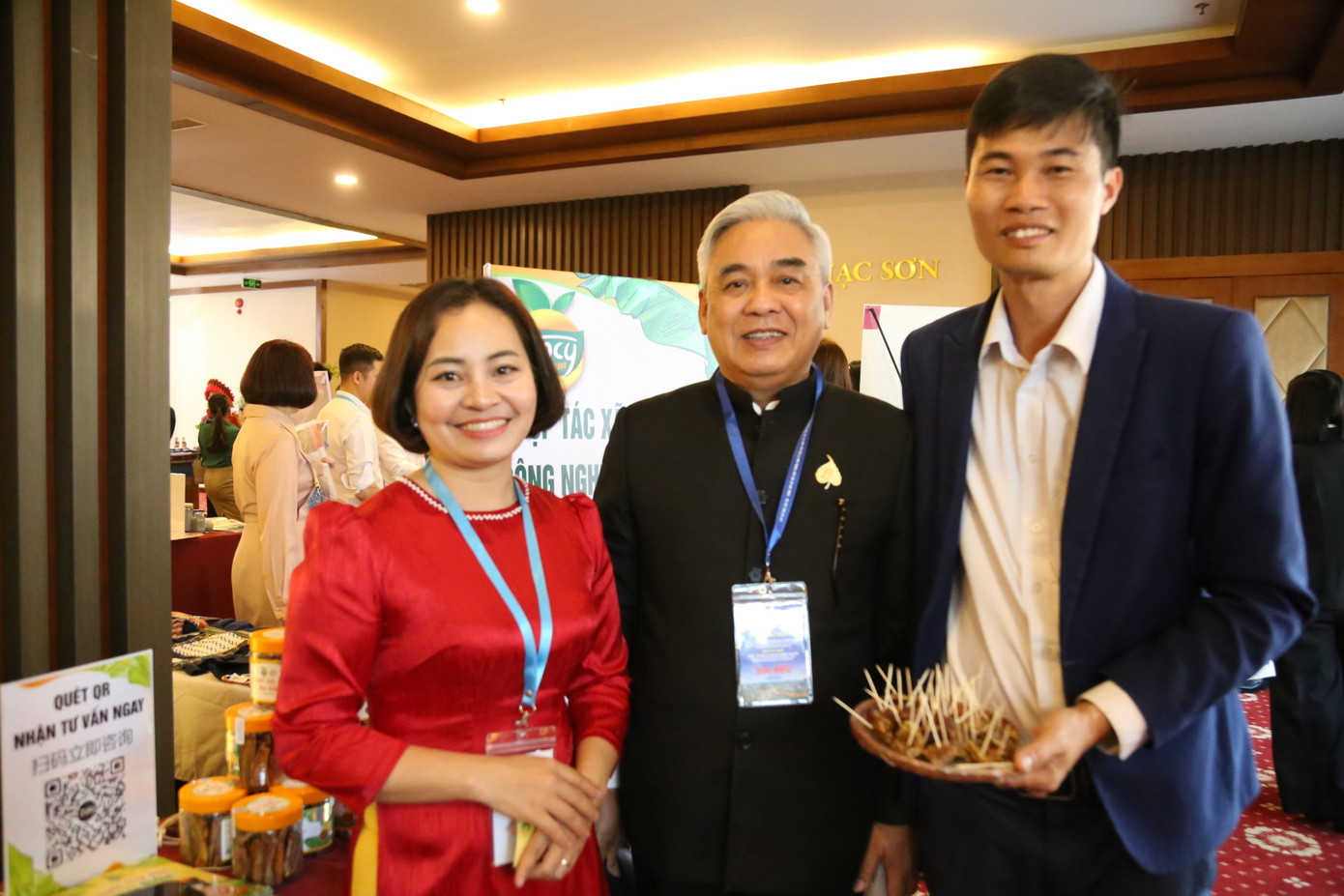 Ông Nguyễn Ngọc Quang - Chủ tịch Hiệp hội Doanh nghiệp nhỏ và vừa ngành nghề nông thôn Việt Nam (ở giữa) - tham dự chương trình "Gặp gỡ 2025" tại Lào Cai.