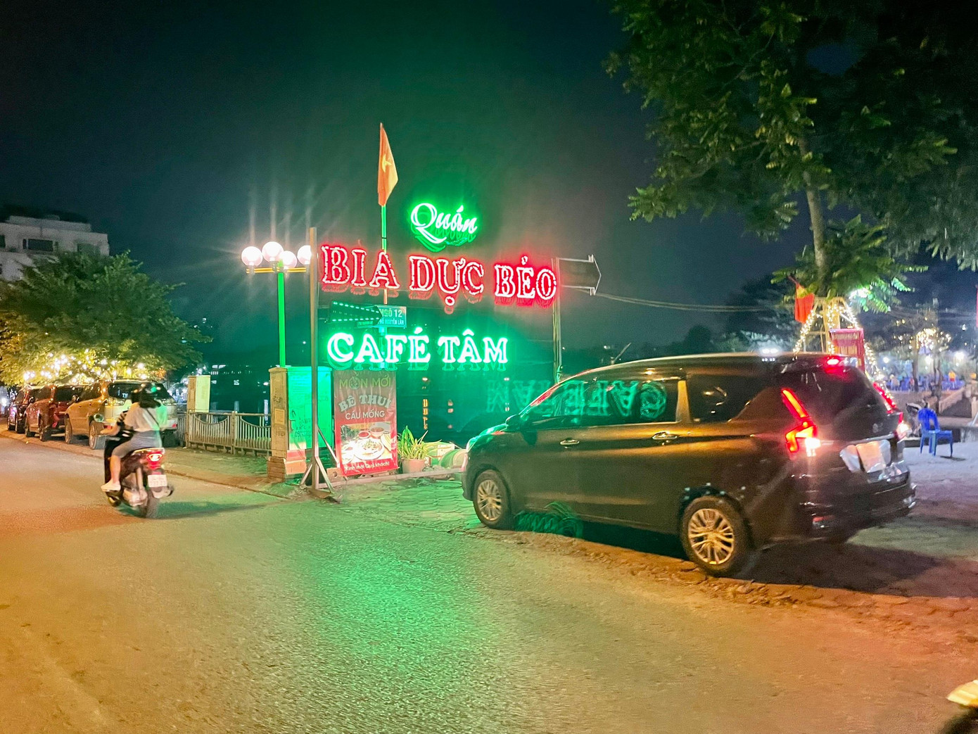 Tối đến, khu vực này càng tấp nập hơn, đông đúc như khu phố ẩm thực. Trong đó, lớn nhất là quán bia Dực Béo với hàng trăm bàn.