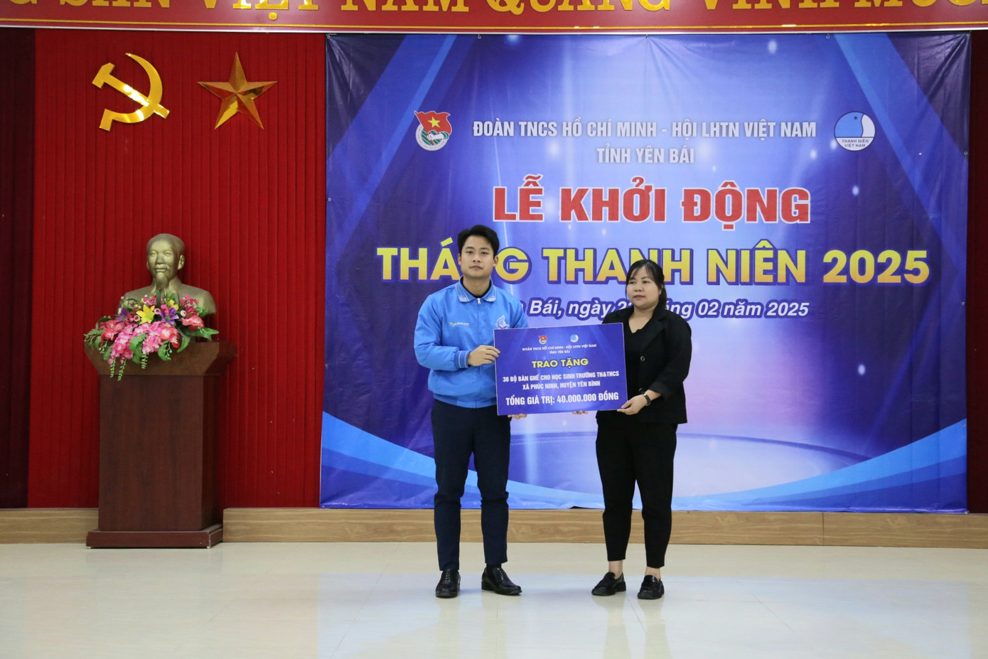 Phó Bí thư Tỉnh Đoàn Yên Bái trao tặng các phần quà, học bổng cho thầy cô, các em học sinh trường TH&THCS xã Phúc Ninh. Phó Bí thư Tỉnh Đoàn Yên Bái trao tặng các phần quà, học bổng cho thầy cô, các em học sinh trường TH&THCS xã Phúc Ninh.
