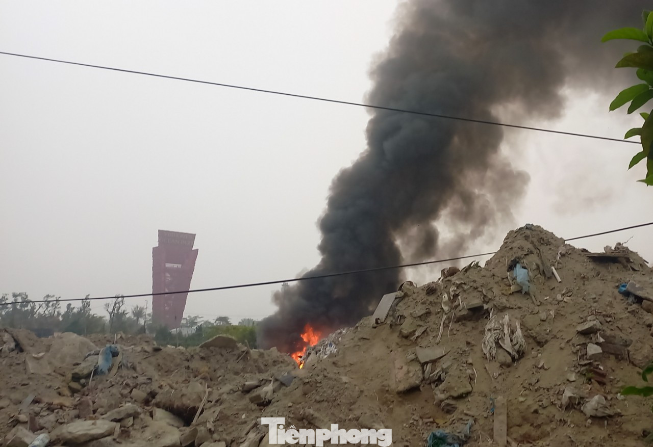 Bãi rác chất thải xây dựng lớn, nằm ở đối diện với khu đông dân cư, thuộc huyện Gia Lâm, Hà Nội.