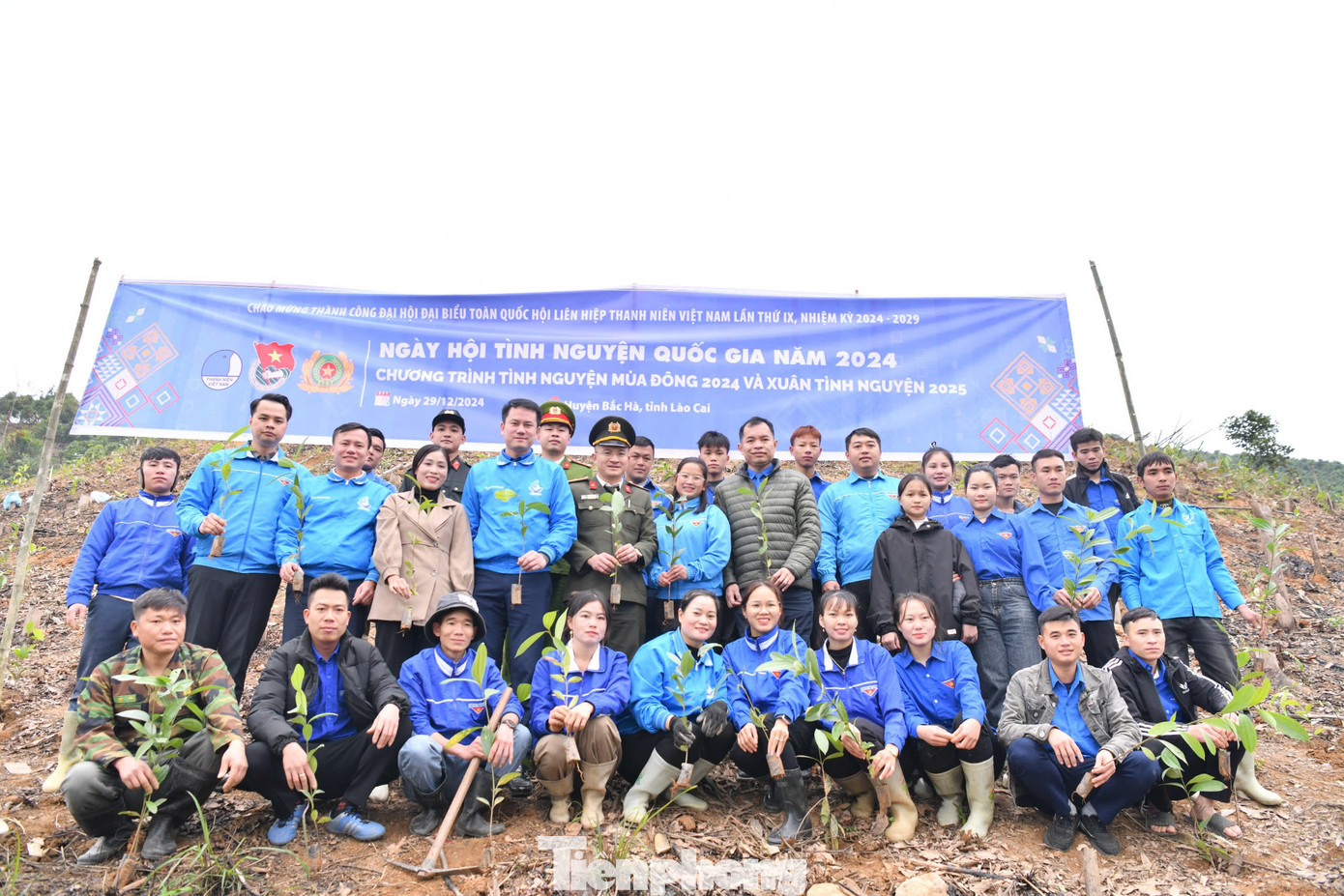 Trồng cây, tặng cây giống cho bà con xã Nậm Lúc, huyện Bắc Hà, Lào Cai.