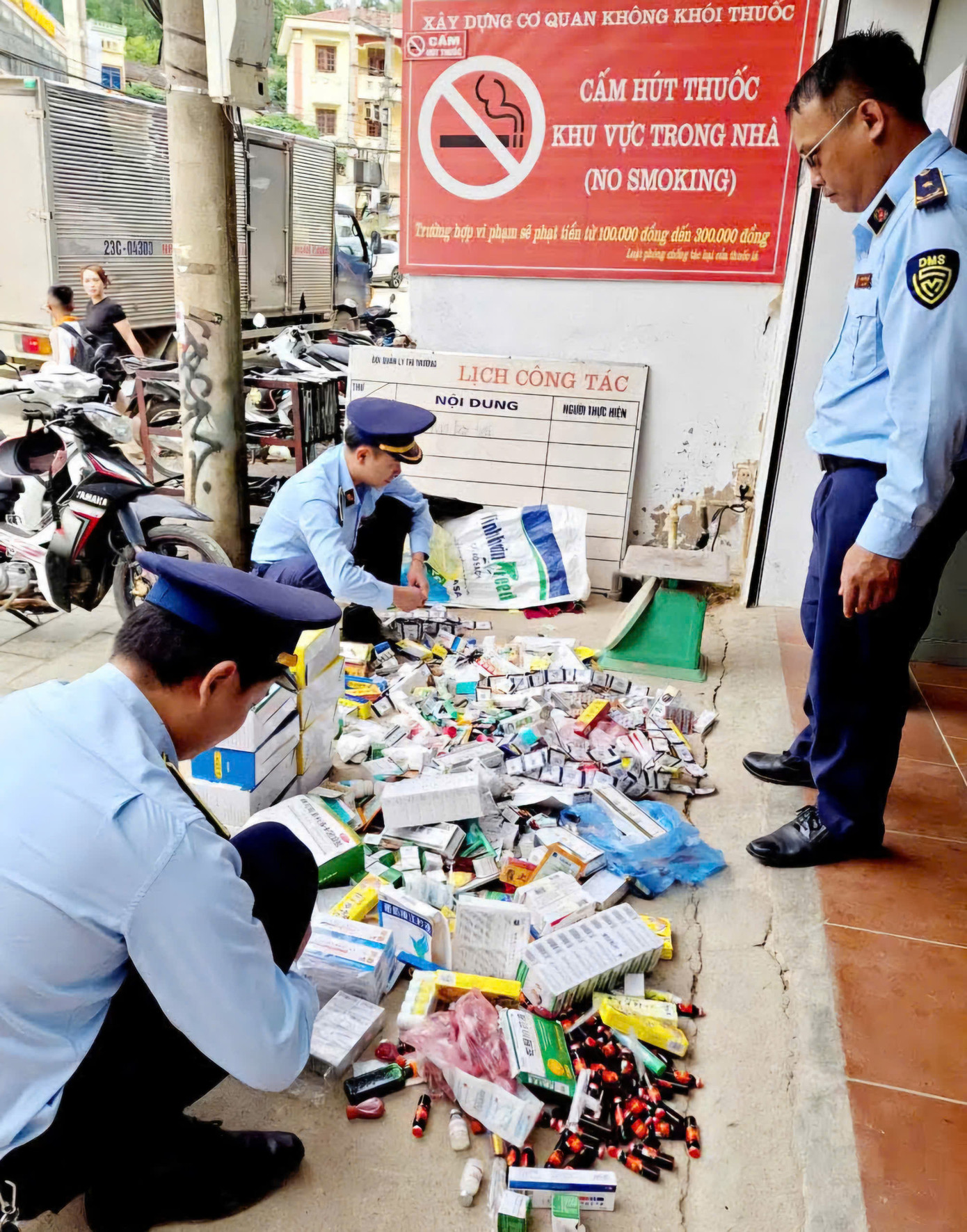 Lực lượng chức năng phát hiện 24kg thuốc tân dược bày bán tại các sạp hàng trong chợ phiên tại thị trấn Đồng Văn, huyện Đồng Văn, tỉnh Hà Giang.