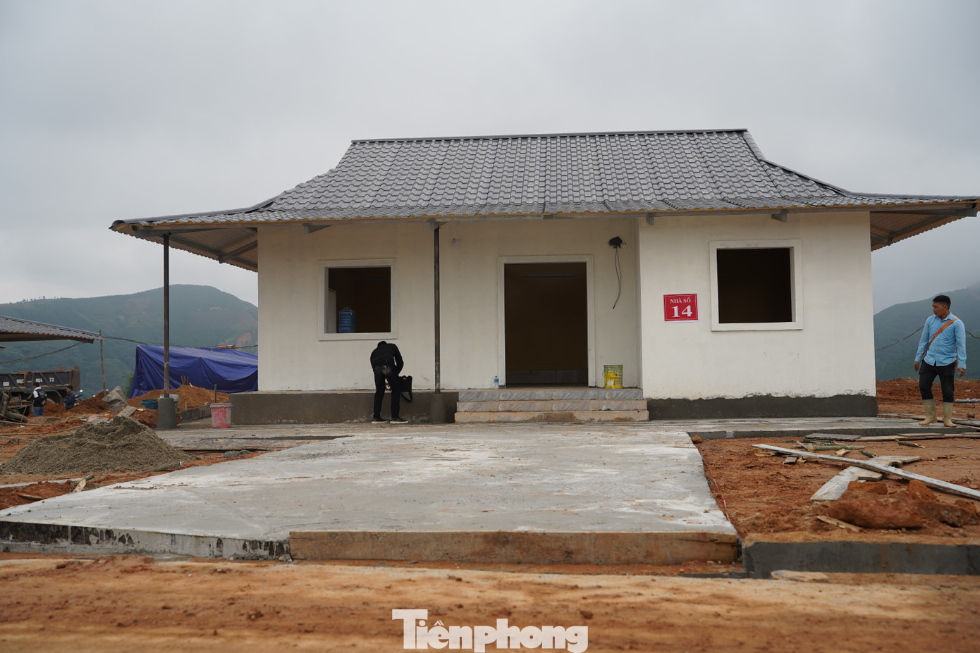 May mắn hơn nhiều gia đình trong thôn Nậm Tông, gia đình anh Sùng A Tú và chị Ma Thị Pha (thôn Nậm Tông, xã Nậm Lúc) không bị thiệt hại về người. Khi vụ sạt lở xảy ra, 2 con lớn của anh Tú đang ở trường học, nghe mọi người hô hoán, anh Tú và chị Pha ôm 2 con nhỏ thoát hiểm trong gang tấc.