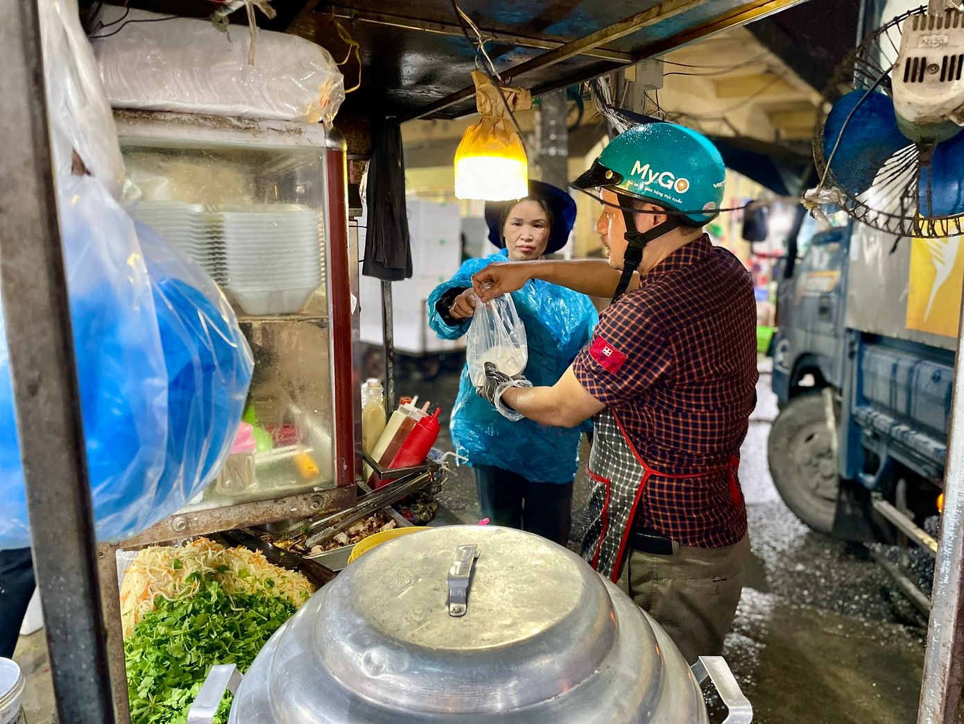 Bên cạnh chủ hàng, khách và cửu vạn, chợ đêm Long Biên còn có đội ngũ "hậu cần" hùng hậu với những gian hàng ăn đêm giữa chợ.