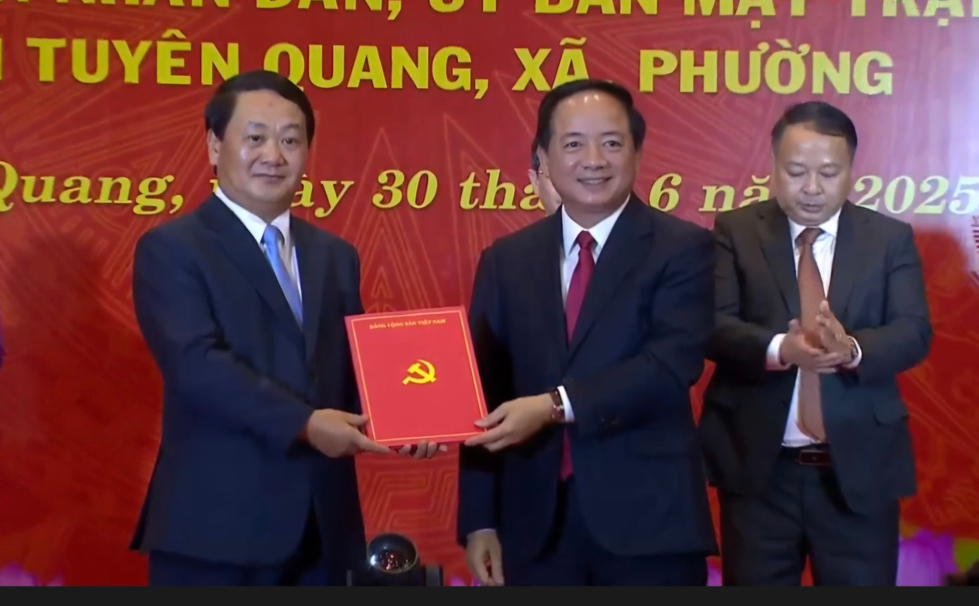 Thượng tướng Trịnh Văn Quyết, Bí thư Trung ương Đảng, Chủ nhiệm Tổng cục Chính trị Quân đội nhân dân Việt Nam trao quyết định chỉ định Bí thư Tỉnh ủy Tuyên Quang (mới) cho ông Hầu A Lềnh.