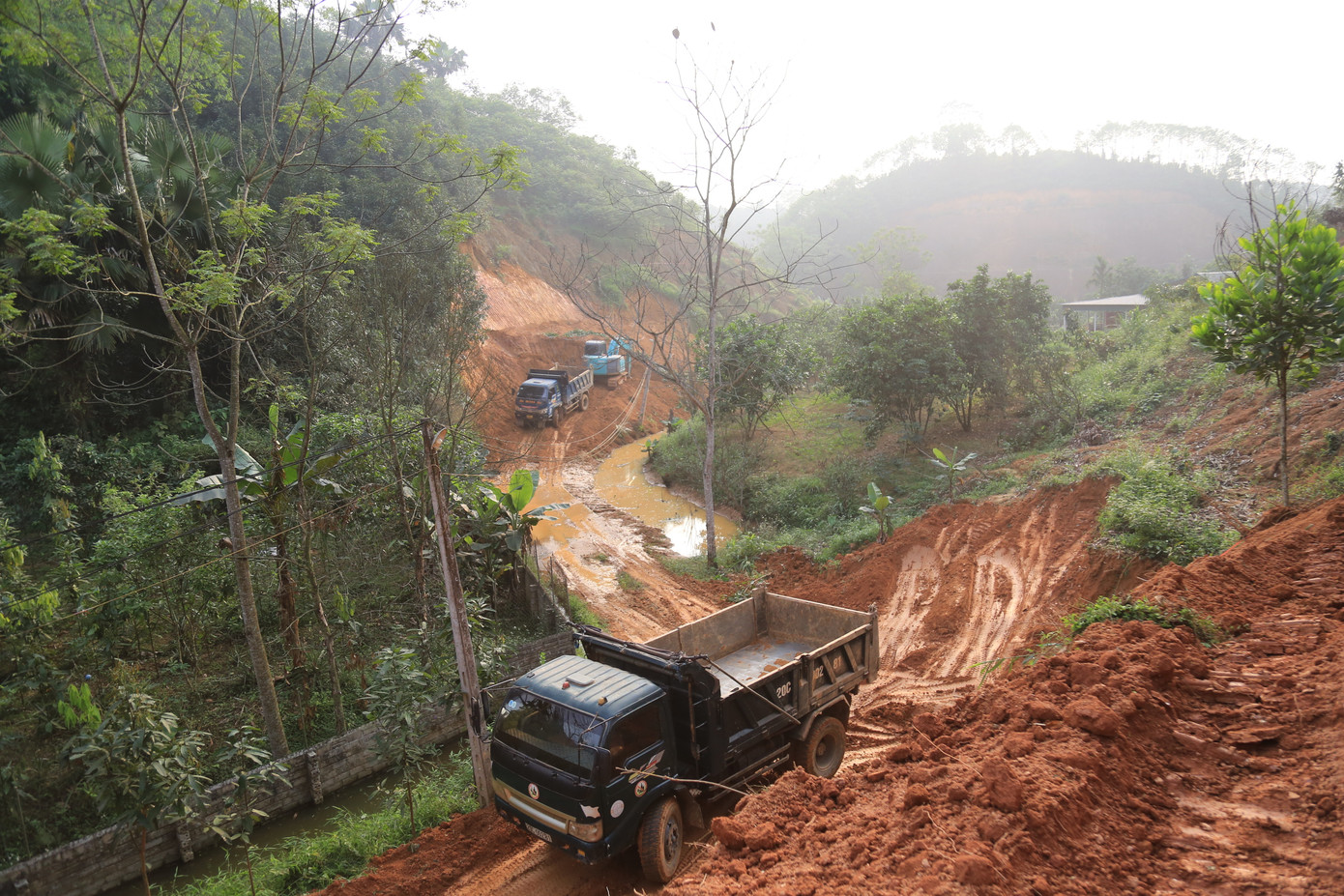 Đường sạt lở đang được khắc phục.