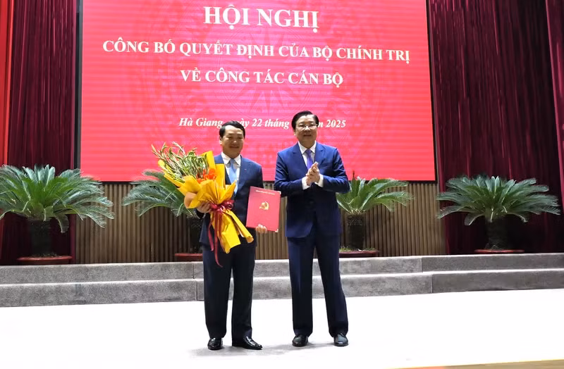 Trưởng Ban Nội chính Trung ương Phan Đình Trạc trao quyết định và tặng hoa chúc mừng ông Hầu A Lềnh. Trưởng Ban Nội chính Trung ương Phan Đình Trạc trao quyết định và tặng hoa chúc mừng ông Hầu A Lềnh.