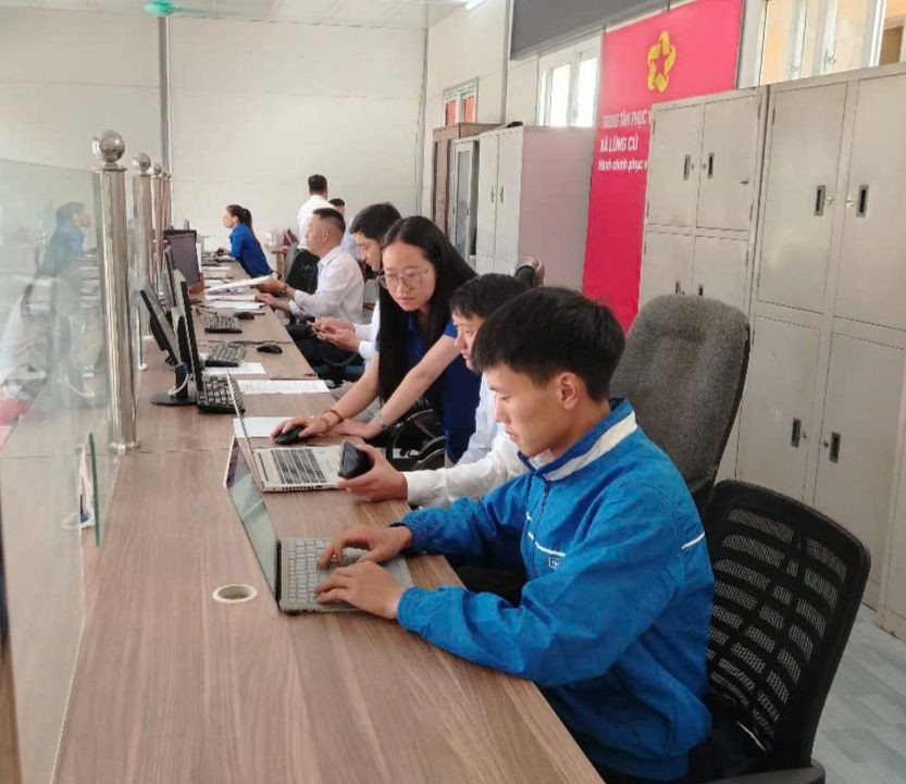 Tại các xã vùng cao, biên giới như Lũng Cú, lượng người dân đến làm thủ tục hành chính cũng khá đông. Xã Lũng Cú mới được thành lập trên cơ sở sáp nhập ba xã: Lũng Cú, Lũng Táo và Má Lé (thuộc huyện Đồng Văn, Hà Giang cũ), với diện tích 95,20 km² và dân số hơn 15.000 người. Địa bàn rộng, dân cư đông, lực lượng đoàn viên, thanh niên đã có mặt từ sớm để hỗ trợ người dân thực hiện các thủ tục hành chính theo bộ máy mới. Ảnh: TĐ