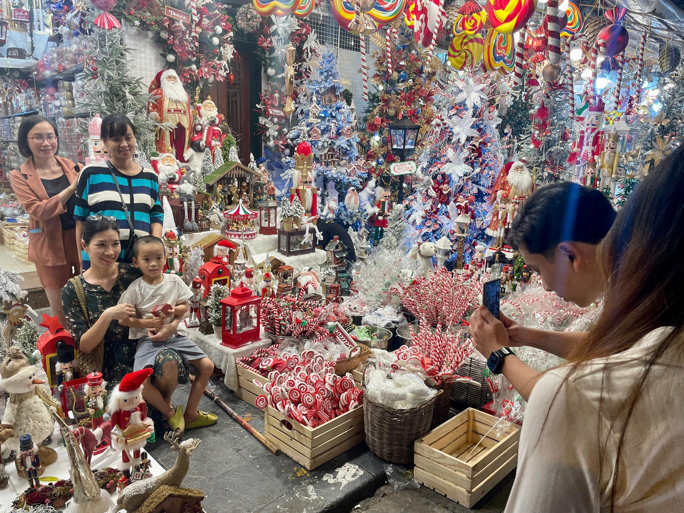 Giáng sinh còn mang lại không khí gia đình ấm áp, là dịp lễ để các thành viên, các thế hệ quây quần bên nhau.