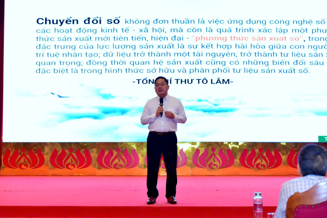 Ông Hoàng Nam Tiến - Phó Chủ tịch Hội đồng Trường Đại học FPT thuyết giảng tại hội nghị. Ảnh: TQ