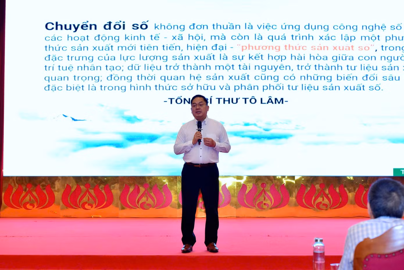 Ông Hoàng Nam Tiến - Phó Chủ tịch Hội đồng Trường Đại học FPT thuyết giảng tại hội nghị. Ảnh: TQ Ông Hoàng Nam Tiến - Phó Chủ tịch Hội đồng Trường Đại học FPT thuyết giảng tại hội nghị. Ảnh: TQ