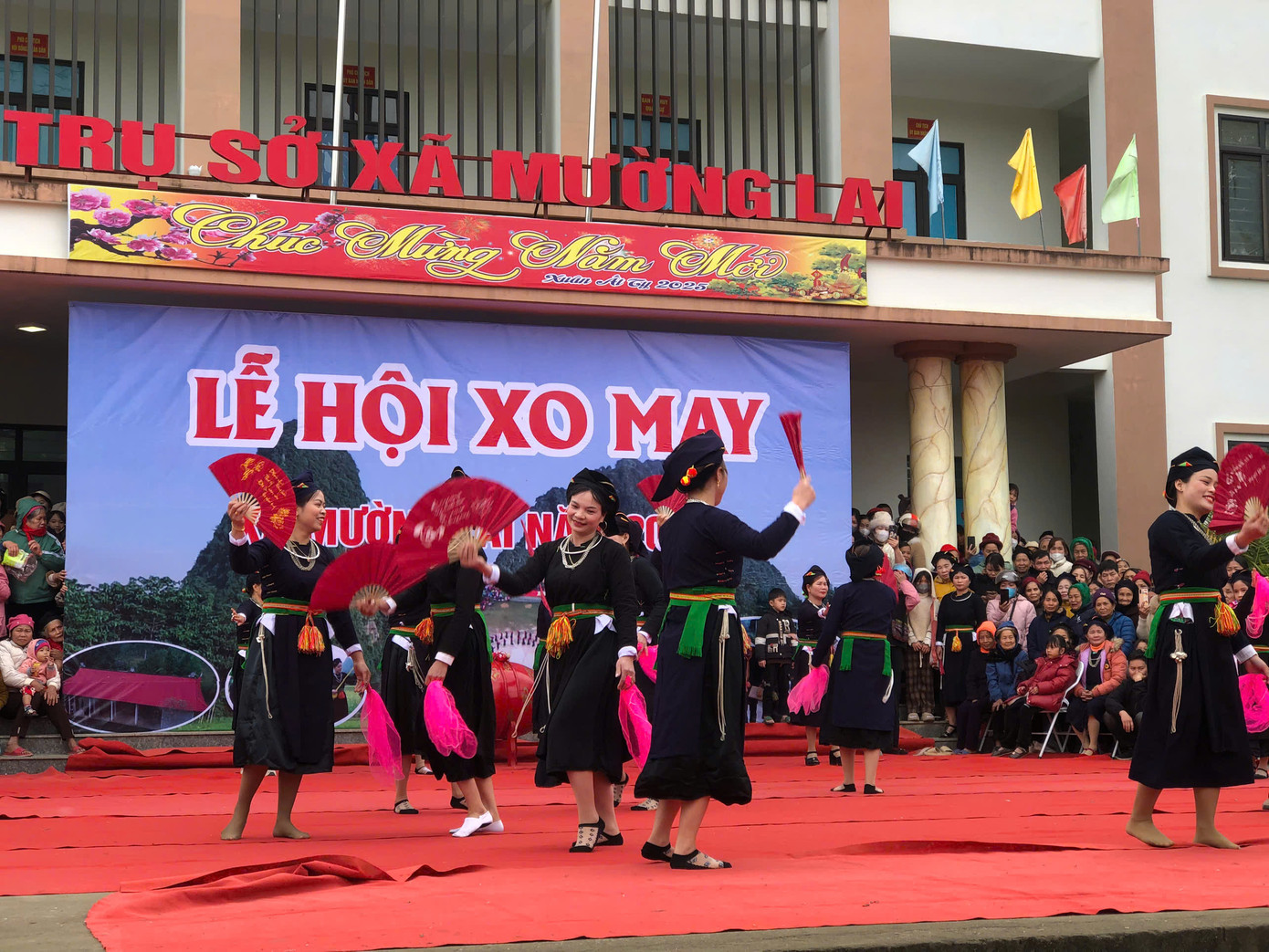 Phần lễ gồm cúng đình, cầu thần linh phù hộ cho mưa thuận, gió hòa, mùa màng bội thu, may mắn và bình an cho bản thân và gia đình. Không khí lễ hội thêm sôi động với những làn điệu dân ca - dân vũ, hát Kếp bióc, hát then, hát khắp cọi.