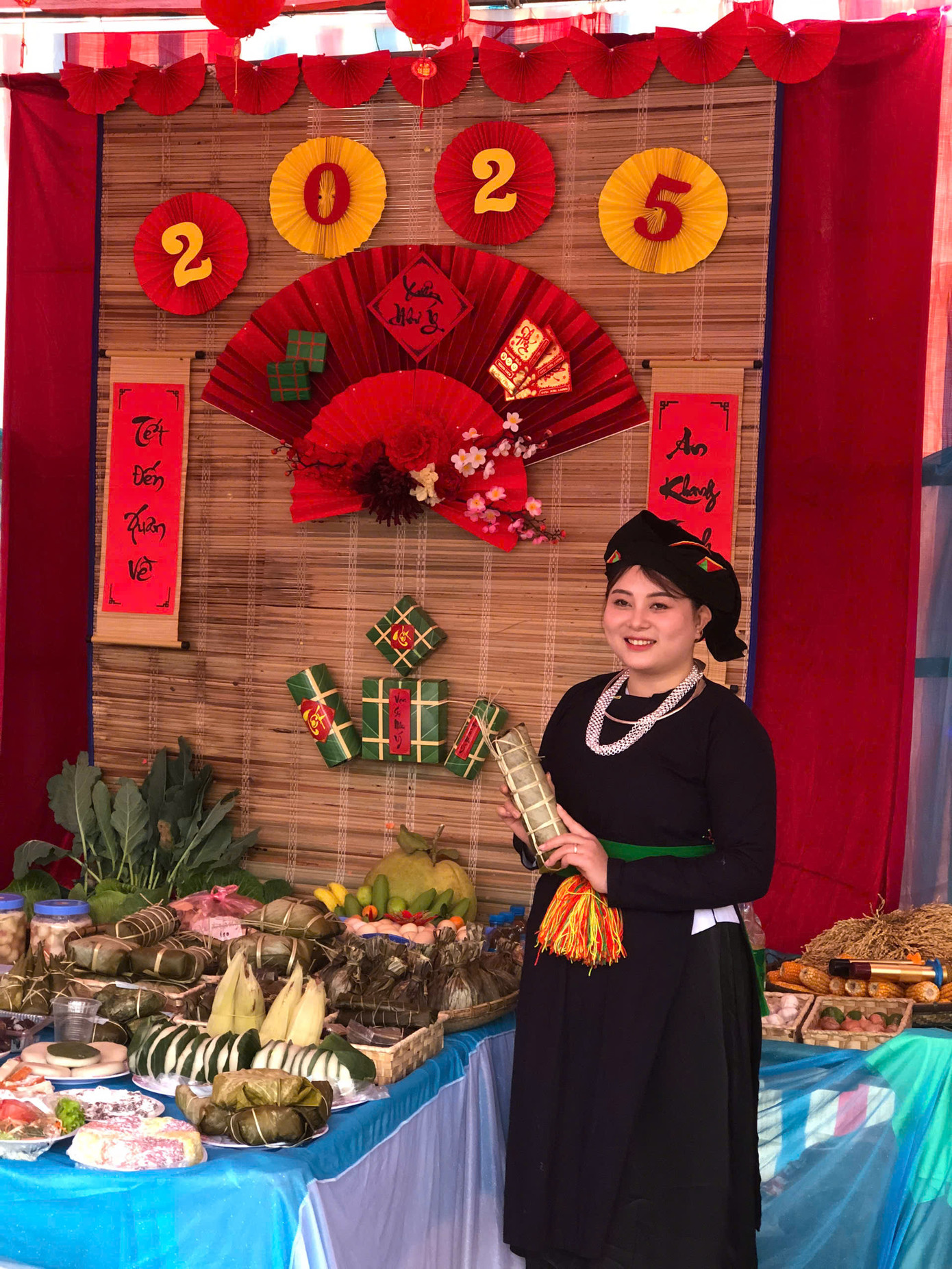 Trong ảnh là gian hàng do người địa phương tự bày trí.