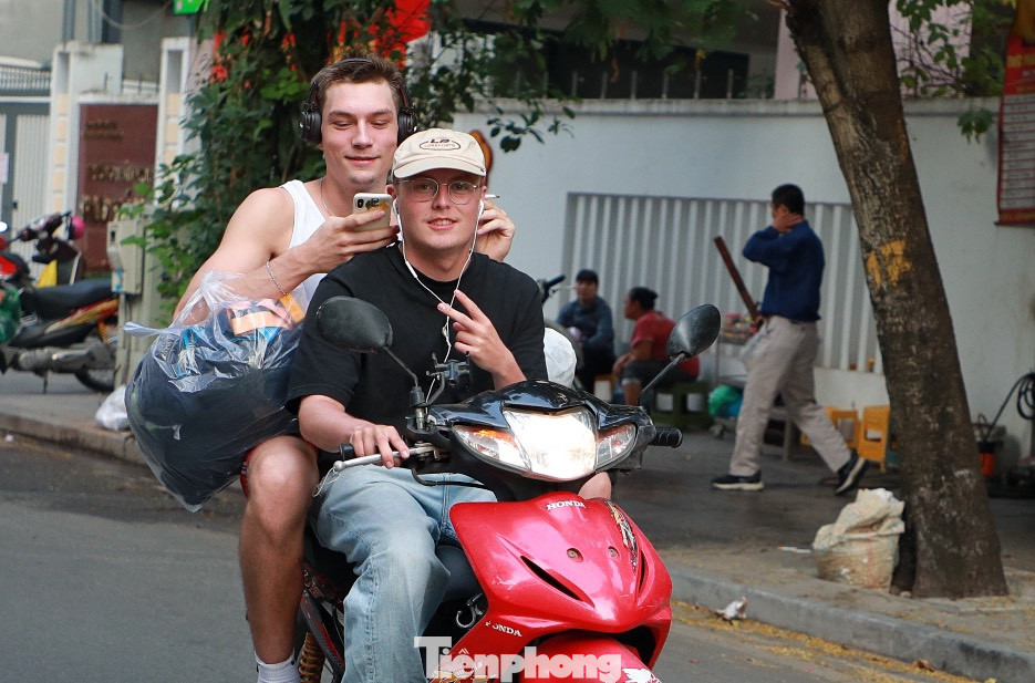 Theo chân hai du khách tới điểm dừng, qua trao đổi được biết, họ đến từ Đức, cả hai đều là du học sinh của Đại học tại Hà Nội. “Chúng tôi đã sang Việt Nam học được 6 tháng. Đây là chiếc xe máy tôi thuê với giá 1 triệu đồng/tháng. Tôi biết việc không đội mũ bảo hiểm, vượt đèn đỏ là vi phạm luật giao thông nhưng do có việc quan trọng phải đi ngay. Từ giờ chúng tôi hứa chấp hành nghiêm túc”, nam du khách nước ngoài điều khiển xe máy cho hay.