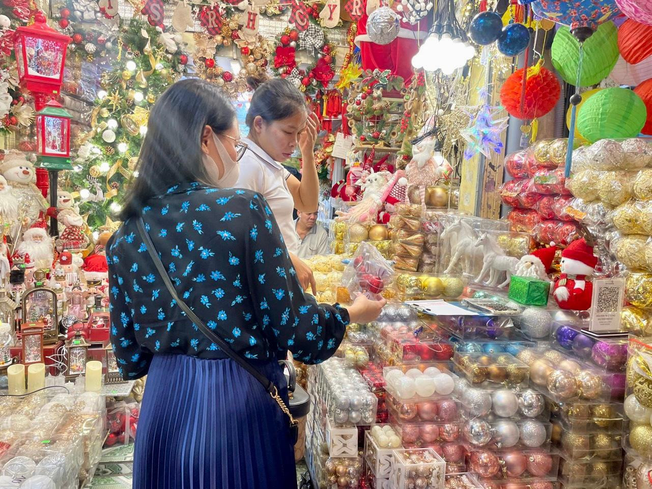 Đồ trang trí Giáng sinh năm nay rất đa dạng về mẫu mã và giá cả.