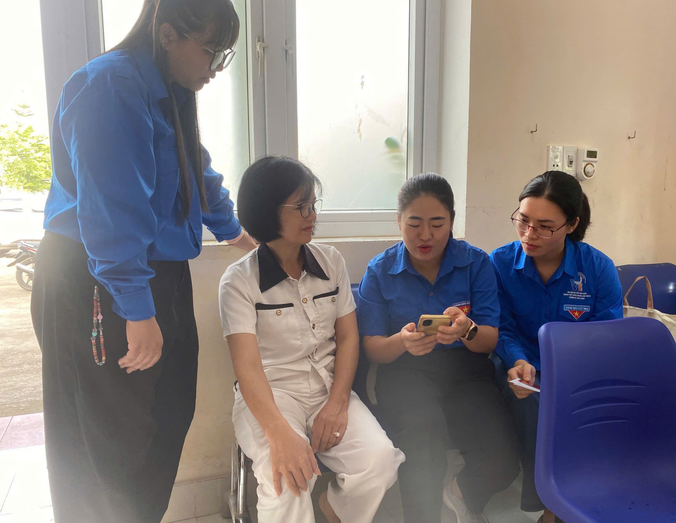 &quot;Trước mắt, Đoàn Phường sẽ duy trì hoạt động hỗ trợ đến hết tháng. Những ngày tới, Đoàn phường sẽ mở rộng sang hỗ trợ đơn vị công an xử lý một số thủ tục và đẩy mạnh phổ cập kỹ năng số cho người dân, đoàn viên, thanh niên&quot;, đại diện Đoàn Phường cho biết.