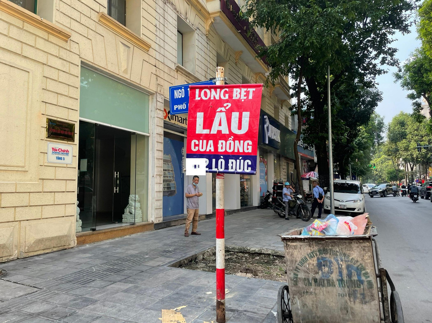 Đường Lò Đúc, Đống Mác, Hai Bà Trưng, HN, một số cửa hàng treo biển quảng cáo ngay trên cột có biển báo giao thông. Anh Nguyễn Văn Thanh (28 tuổi, nhà ở quận Hai Bà Trưng, đang lưu thông trên phố Lò Đúc), một người tham gia giao thông phản ánh: "Những pano quảng cáo treo ở biển báo giao thông gây cản trở tầm nhìn, nhiều khi gây khó khăn trong việc chấp hành hiệu lệnh. Ngoài ra, treo biển quảng cáo sai quy định như này còn gây mất mỹ quan đô thị".