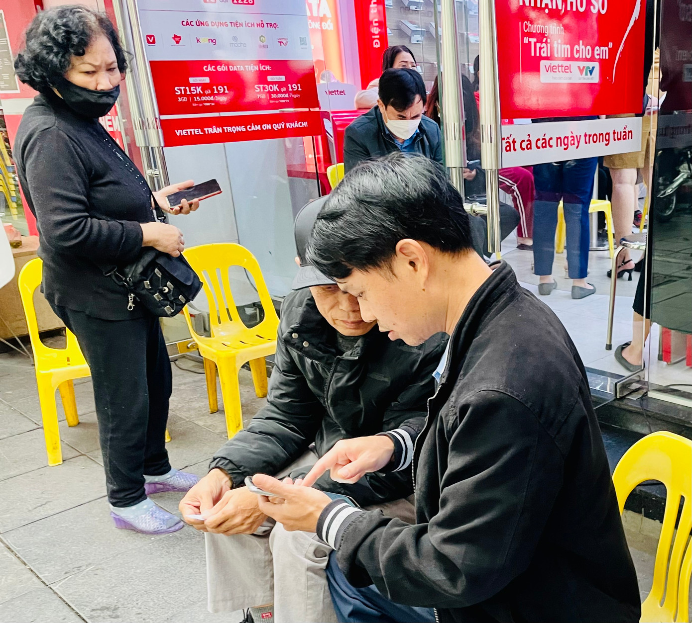 Như trường hợp của ông Nguyễn Quốc Cường, 61 tuổi, (quận Hai Bà Trưng, Hà Nội) chia sẻ: "Tôi không biết kiểm tra thông tin thuê bao thế nào, thấy thông báo trên tivi nên đến điểm giao dịch để nhờ kiểm tra giúp".