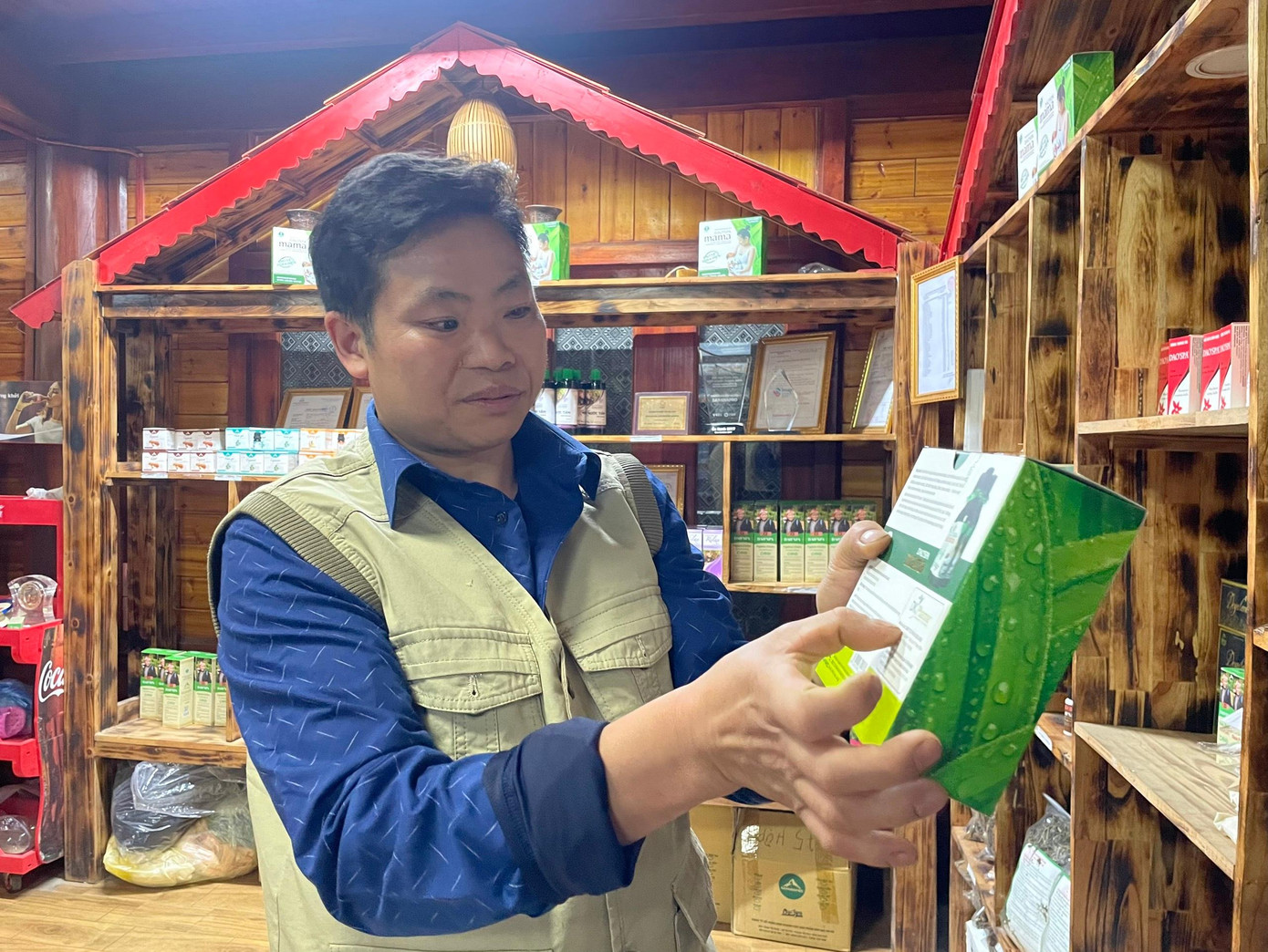 Ở thôn Tả Chài, xã Tả Phìn, Sa Pa, Lào Cai (cách thị xã Sa Pa 12km), cộng đồng người Dao đỏ đã biết tạo dựng, thành lập công ty riêng để đưa sản phẩm tắm lá thuốc người Dao đi khắp nơi. Trong ảnh là anh Lý Láo Lở, chủ cơ sở tắm lá thuốc Sapanapro, giới thiệu về sản phẩm thuốc tắm đóng chai. Anh cho biết, để làm ra được sản phẩm này là nhờ sự tư vấn của các chuyên gia Đại học Dược Hà Nội.