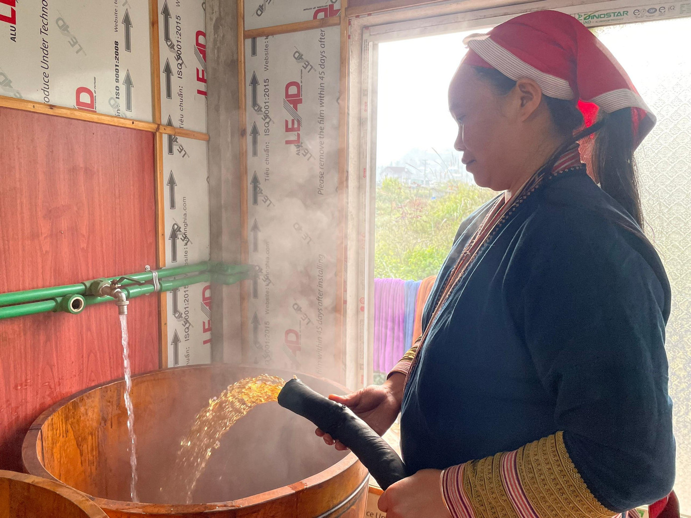 Chị Phan Tá Mẩy (1985, dân tộc Dao đỏ) bơm nước tắm cho khách.