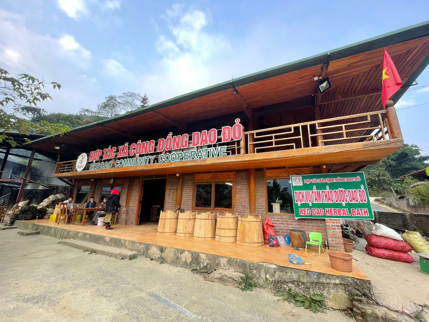 Gần đó, Hợp tác xã Cộng đồng Dao đỏ cũng tạo công ăn việc làm cho 6 nhân viên, hơn 220 cổ đông giúp trồng cây và lấy lá thuốc.