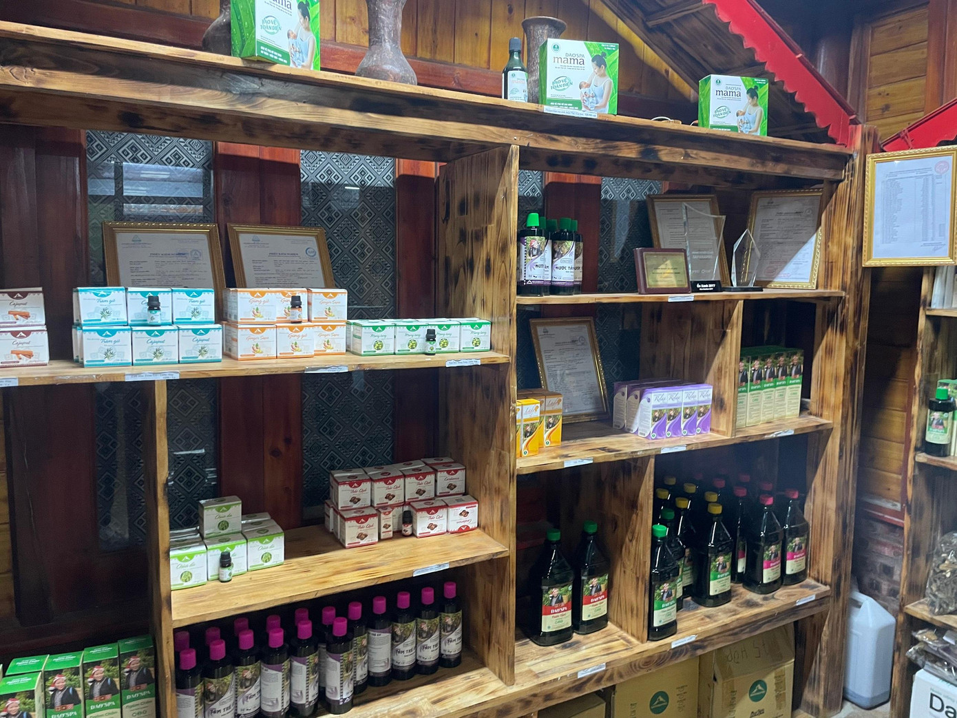 Từ bài thuốc tắm dân tộc Dao, công ty Sapanapro sản xuất thành nhiều sản phẩm đóng chai, đóng can. Mỗi sản phẩm mang những đặc tính công dụng khác nhau, như dành cho bà bầu, trẻ em, hay đau nhức xương khớp..