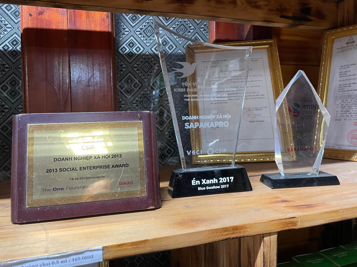 Công ty cũng dành được nhiều giải thưởng nhờ đóng góp cho cộng đồng người Dao, tạo công việc cho 12 công nhân trực tiếp, mỗi tháng khoảng 6-8 triệu đồng/ người. Có 116 hộ cổ đông, là những người đưa dược liệu đầu vào, chia cổ tức mỗi năm khoảng 8-10 triệu đồng.