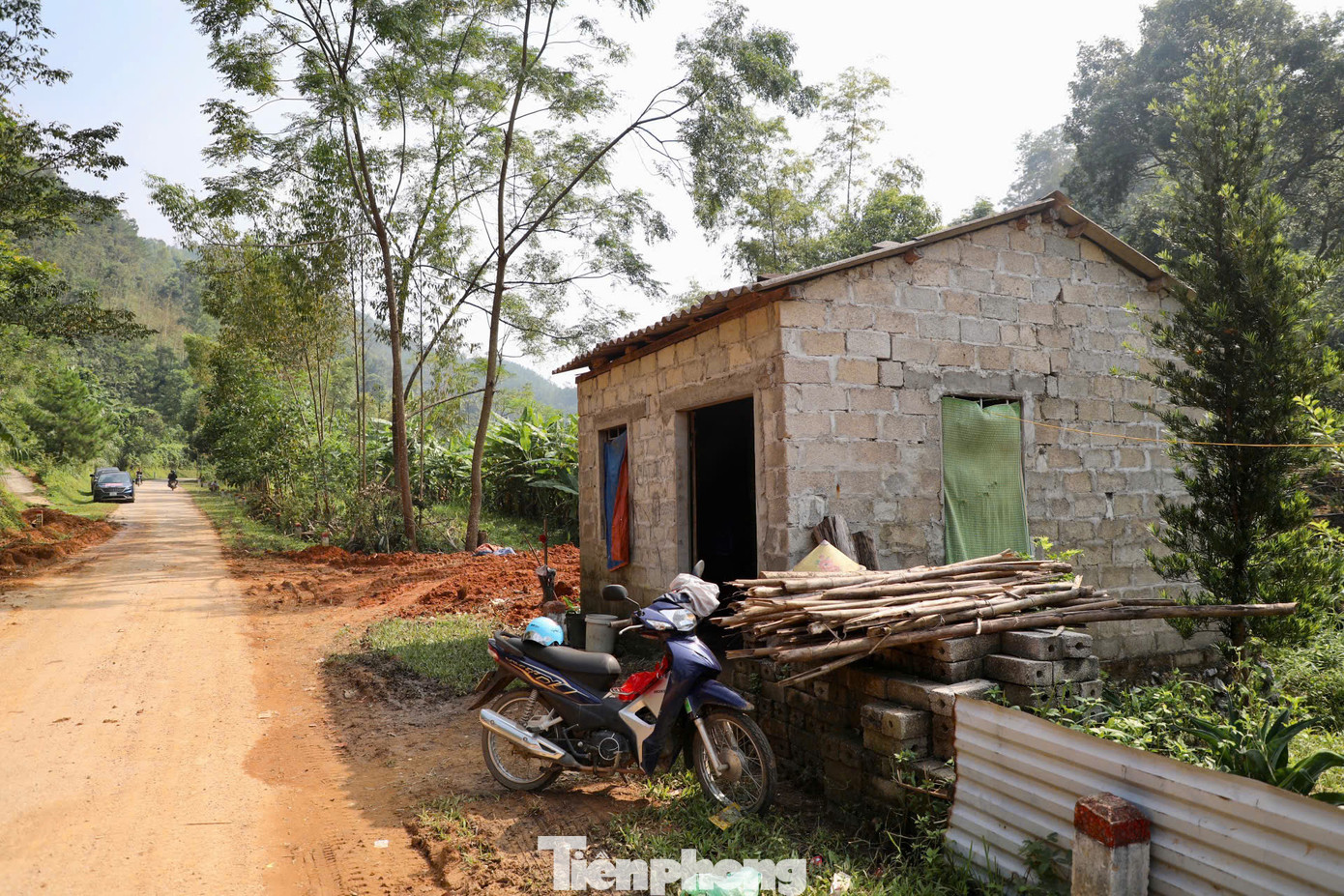 Sáng 15/9, đoàn thiện nguyện báo Tiền Phong có mặt tại thôn Làng Bu 1 xã Lâm Sơn (huyện Chi Lăng, tỉnh Lạng Sơn) chia buồn với gia đình anh Lộc Văn Lập (50 tuổi).