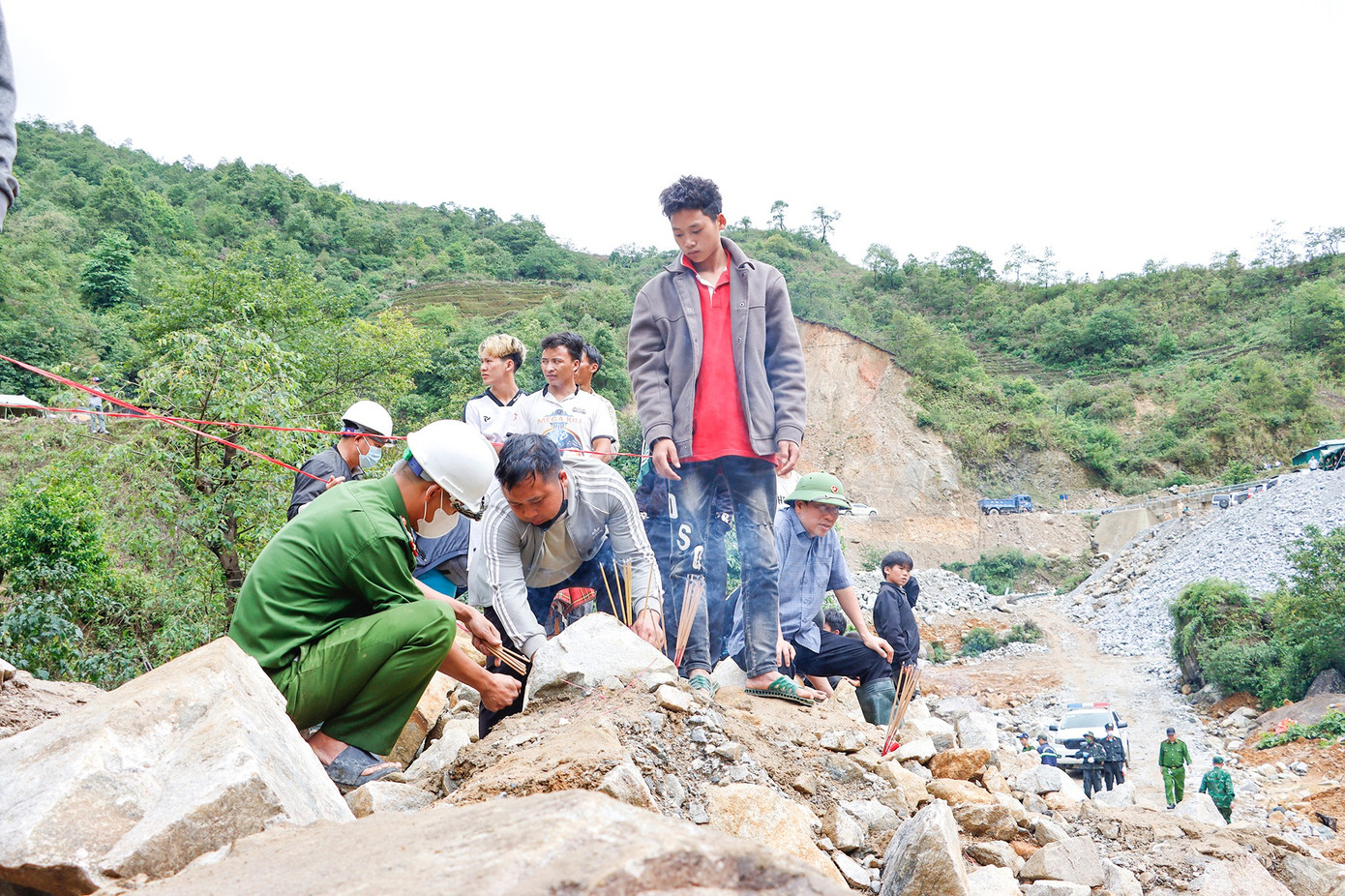 Người dân và thân nhân các nạn nhân theo dõi quá trình tìm kiếm, cứu hộ cứu nạn.