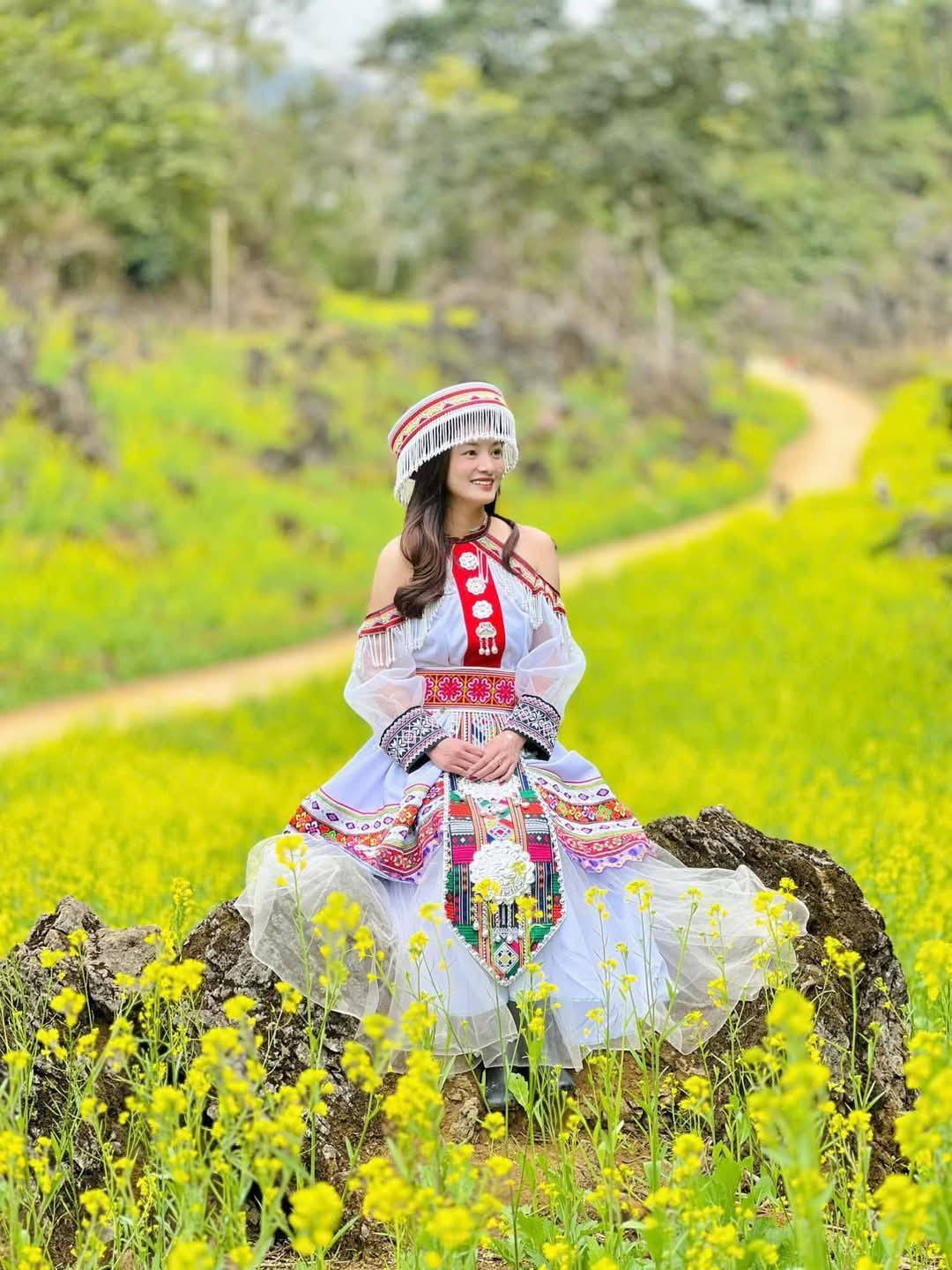 Những ngày này, thời tiết ở Suối Giàng có mưa lâm thâm. Tranh thủ trưa nắng, du khách chụp những bức ảnh để lưu lại khung cảnh tuyệt đẹp này.