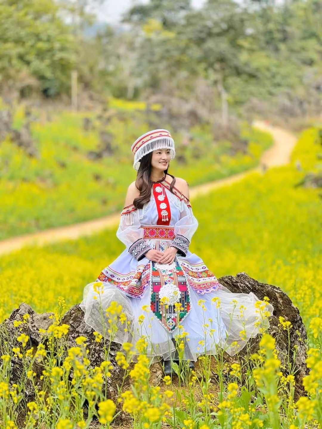 Những ngày này, thời tiết ở Suối Giàng có mưa lâm thâm. Tranh thủ trưa nắng, du khách chụp những bức ảnh để lưu lại khung cảnh tuyệt đẹp này. Những ngày này, thời tiết ở Suối Giàng có mưa lâm thâm. Tranh thủ trưa nắng, du khách chụp những bức ảnh để lưu lại khung cảnh tuyệt đẹp này.