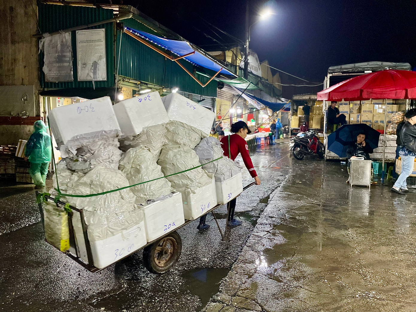 Trong chợ Long Biên, rất nhiều cửu vạn là nữ.