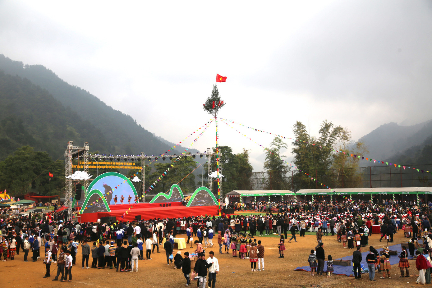 Ngày 15/2, lễ hội Gầu Tào được tổ chức tại huyện Trạm Tấu, tỉnh Yên Bái thu hút đông đảo người dân và du khách tham gia.