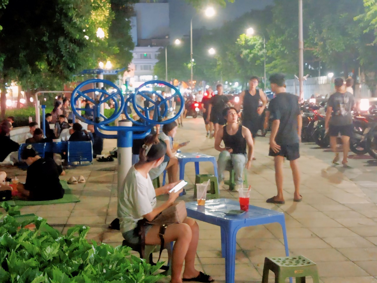 Khônggian vỉa hè bị “xâm chiếm” nghiêm trọng