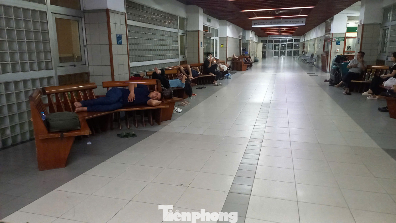 Phía bên trong, nhiều người ngủ tạm trên ghế gỗ.