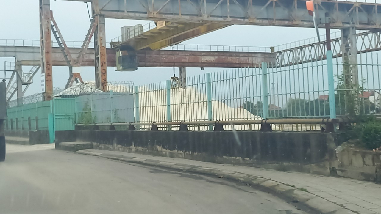 Theo thống kê của cảng vụ đường thủy tại khu vực này, riêng phường Kim Chân (TP Bắc Ninh) có đến 18 bến bãi chưa được cấp phép hoạt động bến thủy nội địa. Trong đó, có những bến bị đình chỉ, không có trong quy hoạch vị trí tập kết cát sỏi của tỉnh Bắc Ninh như bến Nga Bão, hay bến Tân Tiến 1.