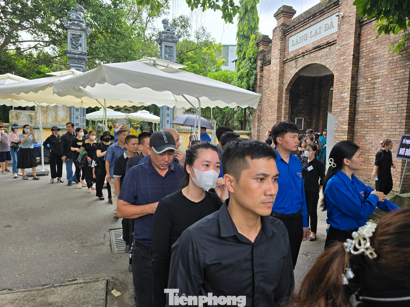 Từ sáng sớm ngày 25/7, dòng người đến viếng đã xếp hàng dài từ cổng làng Lại Đà, xã Đông Hội để chờ vào dâng hương, viếng Tổng Bí thư Nguyễn Phú Trọng.