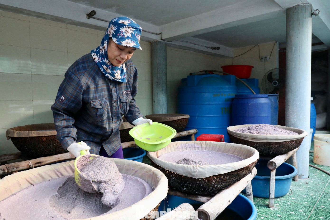 Khi đã ủ đủ thời gian, nước mắm cốt nguyên chất sẽ được lọc bằng rổ tre có lót vải xô. Quá trình lọc này, các tạp chất và các phần cặn bẩn sẽ được loại bỏ, giúp tạo ra sản phẩm nước mắm trong và sạch. Khi đã ủ đủ thời gian, nước mắm cốt nguyên chất sẽ được lọc bằng rổ tre có lót vải xô. Quá trình lọc này, các tạp chất và các phần cặn bẩn sẽ được loại bỏ, giúp tạo ra sản phẩm nước mắm trong và sạch.