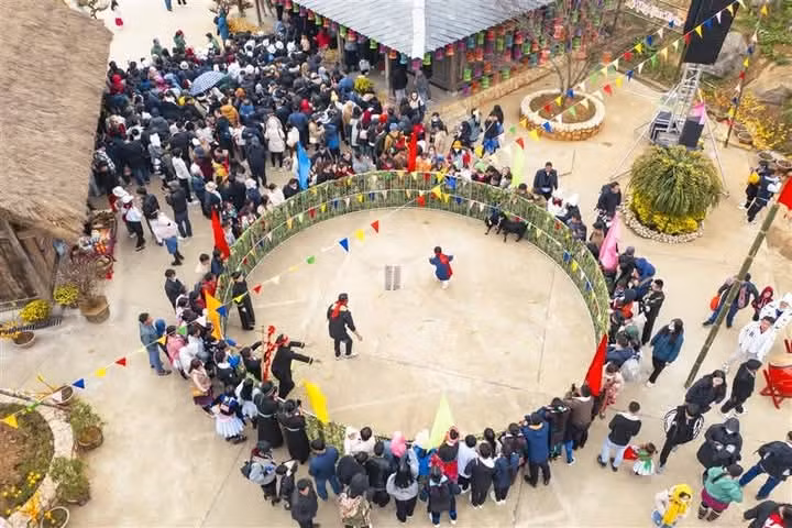 Đông du khách đến tham dự lễ hội xuân tại Bản Mây. Ảnh: Sun Group.