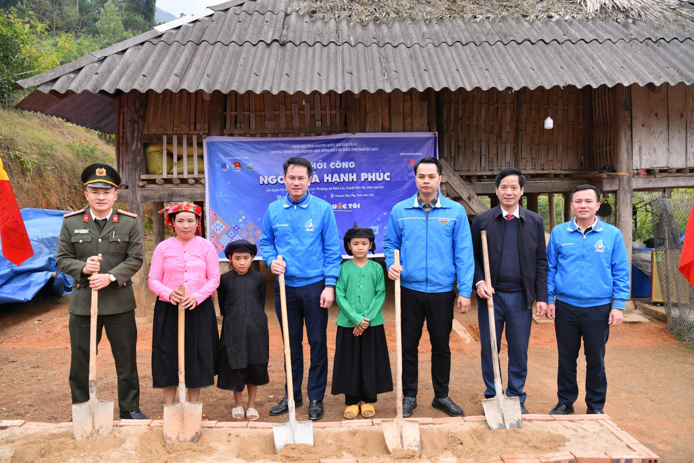 Lễ khởi công Ngôi nhà Hạnh Phúc cho các em học sinh mồ côi có hoàn cảnh khó khăn.