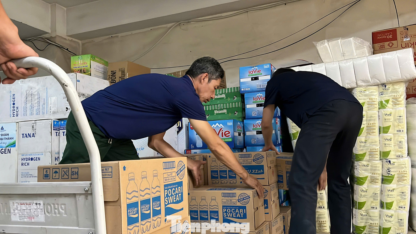 100 thùng nước Pocari Sweat 500ml được xếp gọn vào góc để chuẩn bị đưa lên đến với bà con vùng lũ.