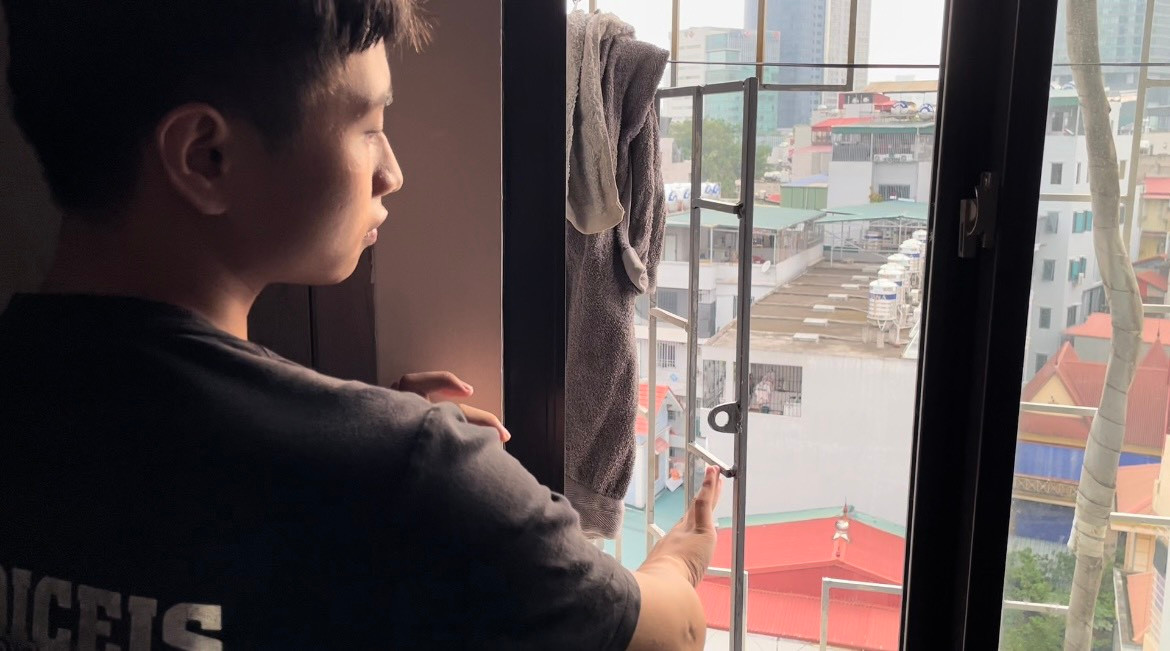 Gần đây, khi công an kiểm tra gắt gao hơn, khung sắt mới được cắt để có thể mở ra, vào. Tuy nhiên, theo các bạn sinh viên ở đây, vì là tầng 8 nên cắt thông ra như này vẫn rất nguy hiểm khi xảy ra cháy nổ. Thực tế, nhiều người trong vụ cháy ở quận Thanh Xuân vừa qua đã thiệt mạng khi nhảy xuống từ trên cao. Gần đây, khi công an kiểm tra gắt gao hơn, khung sắt mới được cắt để có thể mở ra, vào. Tuy nhiên, theo các bạn sinh viên ở đây, vì là tầng 8 nên cắt thông ra như này vẫn rất nguy hiểm khi xảy ra cháy nổ. Thực tế, nhiều người trong vụ cháy ở quận Thanh Xuân vừa qua đã thiệt mạng khi nhảy xuống từ trên cao.